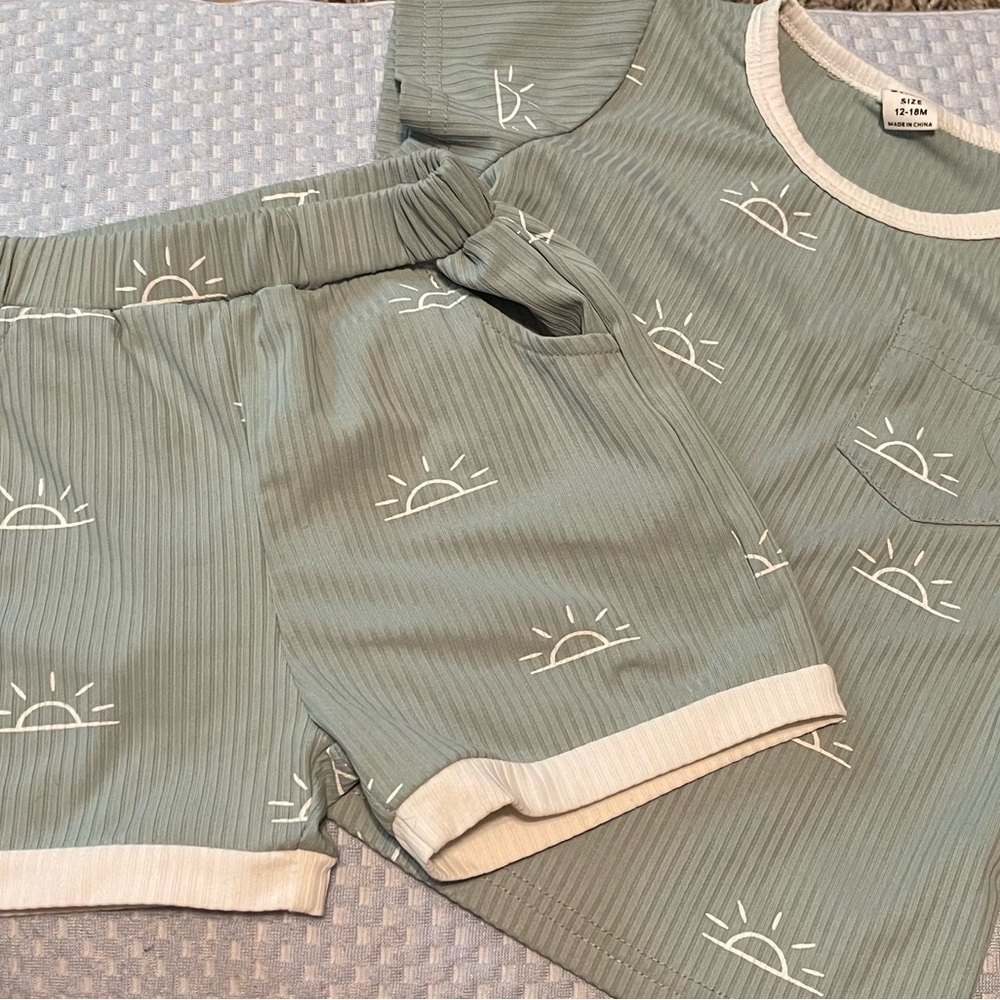 SHEIN Green and White Set with Sun Pattern